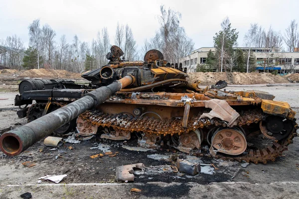 Gostomel, Ukrayna - 6 Nisan 2022: Bombalama ve Rus ordusunun işgalinden sonra şehir