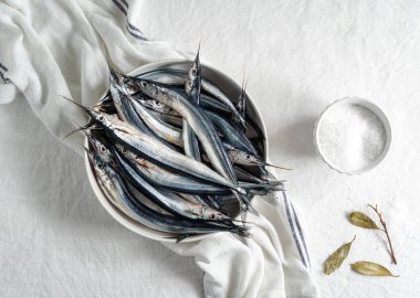 Taze çiğ balık, çelenk balık, limon ve tuzlu sardalya, modern çekim, sert güneş ışığı.