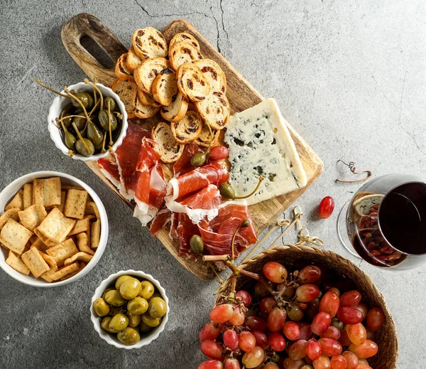 Traditional Spanish Italian Tapas Jamon Iberico Blue Cheese Crackers Olives — Stock Photo, Image