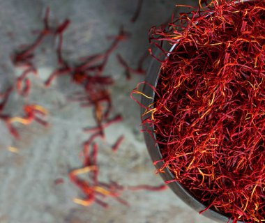 Klasik cupronickel kaplamalı Saffron baharatı metal arka planda, koyu renkli fotoğraf, açık diyafram.