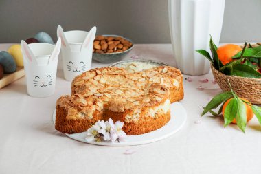 Kolombiya - geleneksel İtalyan paskalya güvercini keki, jöleli, badem ezmeli