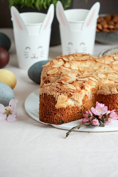 Colomba Traditionele Italiaanse Paastaart Met Glazuur Macaranage Amandelen — Stockfoto