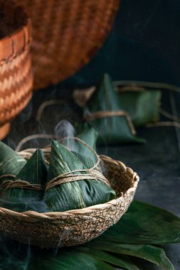 Zongzi Rice, Çin geleneksel Ejderha Tekne Festivali, Duanwu Festivali için siyah arka planda buharlı börek pişiriyor.