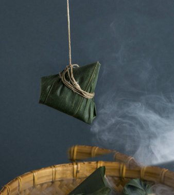Zongzi Rice, Çin geleneksel Ejderha Tekne Festivali, Duanwu Festivali için siyah arka planda buharlı börek pişiriyor.
