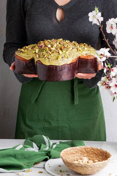 Colomba Pasqua Vrouw Shef Handen Traditionele Italiaanse Paastaart Met Groene — Stockfoto