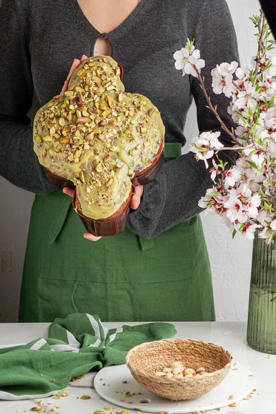 Kadında Kolomba di Pasqua, el çırpma, geleneksel İtalyan paskalya güvercini pastası, yeşil şam fıstığı jölesi, taze bahar çiçekleri, pasqua keki.