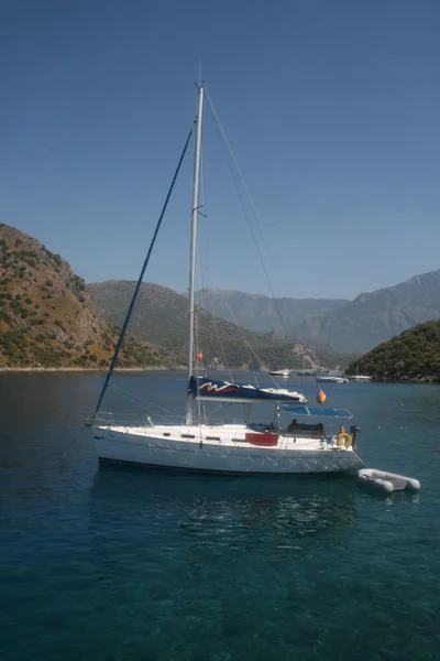 Yacht i olu deniz — Stockfoto