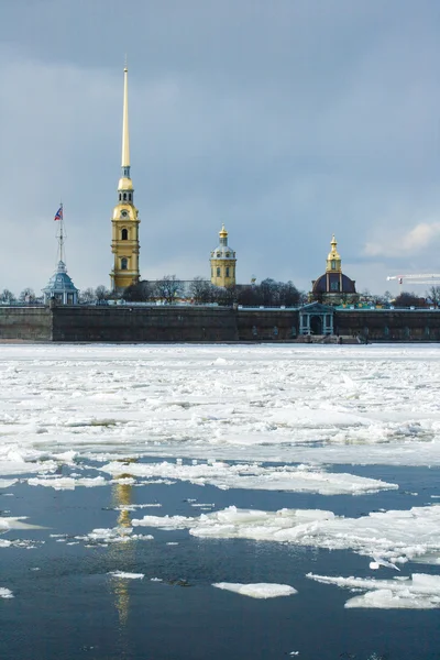 La torre de la fortaleza de Petropavlovskaya y su reflejo en Nev — Foto de Stock