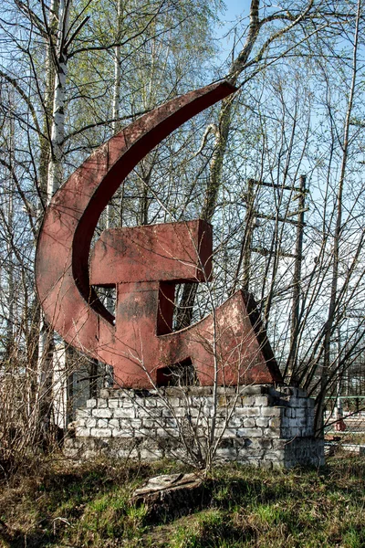 Rost monument av hammaren och skäran — Stockfoto