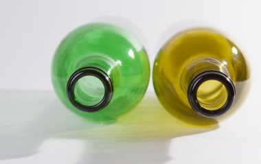 iki şişe boyunlu tatlı şarap