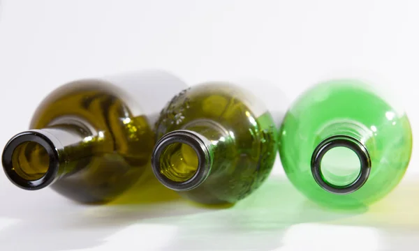 Tre tomma vinflaskor liggande — Stockfoto
