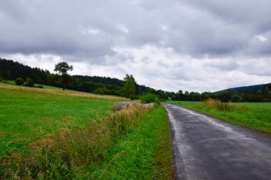 Bieszczady Dağları, güzel doğal manzara Bir yaz öğleden sonra yağmurda. 