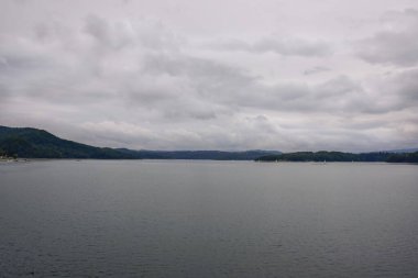 Bieszczady, yapay Solina Gölü manzarası, tatil günlerinde Polonyalı bir turist cazibesi.. 