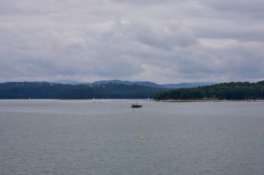 Bieszczady, yapay Solina Gölü manzarası, tatil günlerinde Polonyalı bir turist cazibesi.. 