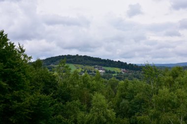 Bieszczady, yapay Solina Gölü manzarası, tatil günlerinde Polonyalı bir turist cazibesi.. 