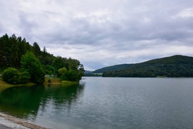 Bieszczady, yapay Solina Gölü manzarası, tatil günlerinde Polonyalı bir turist cazibesi.. 