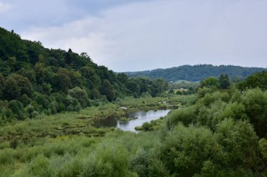 Bieszczady, yapay Solina Gölü manzarası, tatil günlerinde Polonyalı bir turist cazibesi.. 
