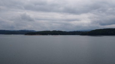 Bieszczady, yapay Solina Gölü manzarası, tatil günlerinde Polonyalı bir turist cazibesi.. 