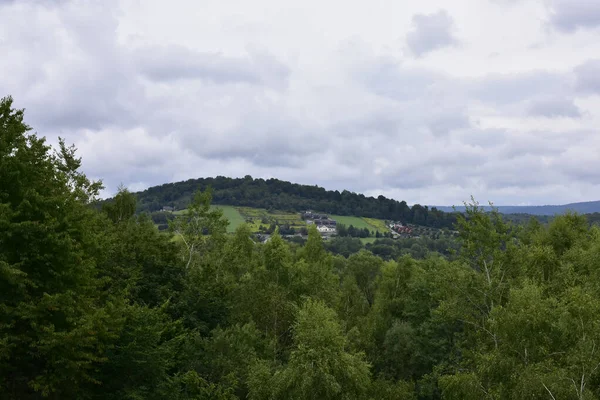 Bieszczady, yapay Solina Gölü manzarası, tatil günlerinde Polonyalı bir turist cazibesi.. 