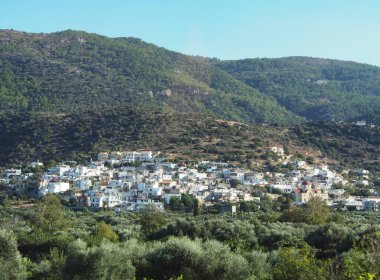 Bir tepedeki Yunan köy binalarının manzarası. Girit 'te bir Yunan adası.