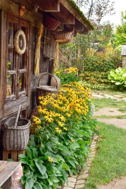 Klasik bir Avrupa ahşap evi. Bahçesi, klasik bir kır bahçesi ve kulübesi var..