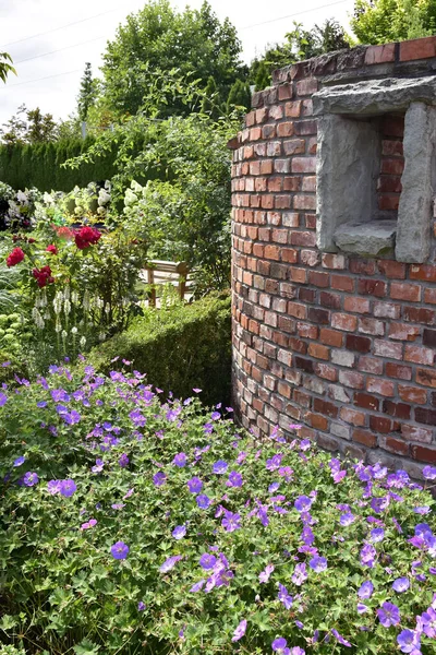 Виставковий Сад Англійський Стиль Червоною Цегляною Стіною Рослинами — стокове фото