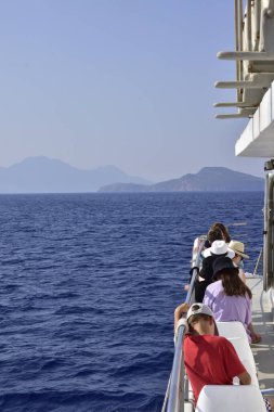 Yunanistan 'ın Kos adasından Nisyros adasına feribotla gitmek, yaz tatilinde feribottan adaya gitmek..
