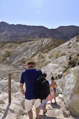 Bir yaz günü Yunanistan 'ın Nisyros adasındaki Stefanos volkanının aktif hidrotermal kraterinin manzarası.