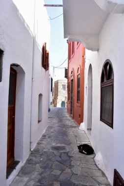 Mavi panjurlu beyaz evler, balkonlar, Nisyros adasındaki geleneksel Yunan köyü Mandraki.