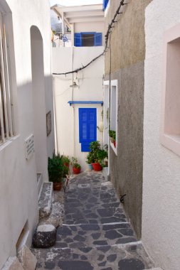 Mavi panjurlu beyaz evler, balkonlar, Nisyros adasındaki geleneksel Yunan köyü Mandraki.