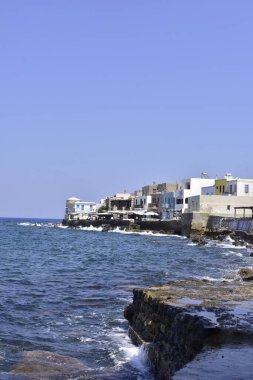 Mavi panjurlu beyaz evler, balkonlar, Nisyros adasındaki geleneksel Yunan köyü Mandraki.