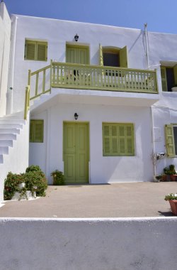 Mavi panjurlu beyaz evler, balkonlar, Nisyros adasındaki geleneksel Yunan köyü Mandraki.