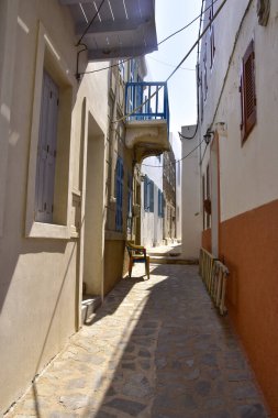 Mavi panjurlu beyaz evler, balkonlar, Nisyros adasındaki geleneksel Yunan köyü Mandraki.