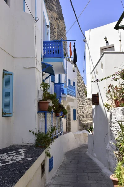 Белые Дома Голубыми Ставнями Балконы Традиционная Греческая Деревня Мандраки Острове — стоковое фото