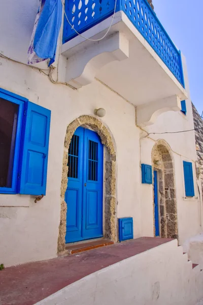 Fehér Házak Kék Redőnyökkel Erkéllyel Hagyományos Görög Falu Mandraki Szigetén — Stock Fotó