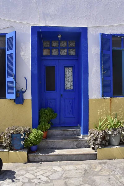 Білі Будинки Блакитними Віконцями Балконами Традиційне Грецьке Село Мандраки Острові — стокове фото