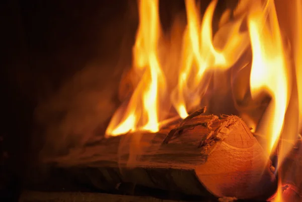 Queima de madeira em chamas - Detalhe . — Fotografia de Stock