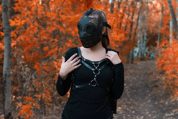 Uma Menina Traje Bdsm Uma Máscara Preta Uma Forest Vermelho — Fotografia de Stock