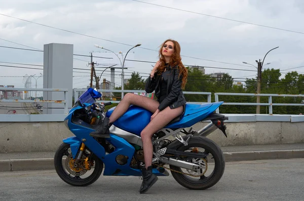 Egy Fiatal Vörös Hajjal Fekete Bőrdzsekiben Egy Kék Sport Motorkerékpáron — Stock Fotó