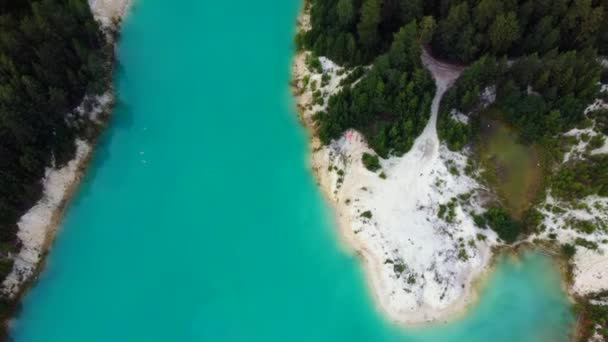 Volar sobre un lago azul brillante y blanco sand.a aves-vista video.ural bali. — Vídeos de Stock