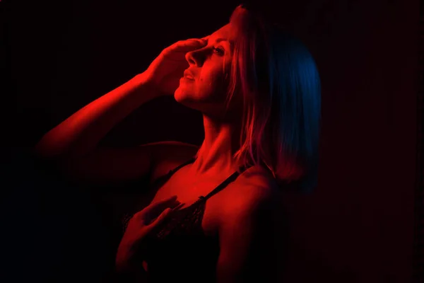 Retrato Uma Menina Loira Close Quarto Com Luz Vermelha Azul — Fotografia de Stock