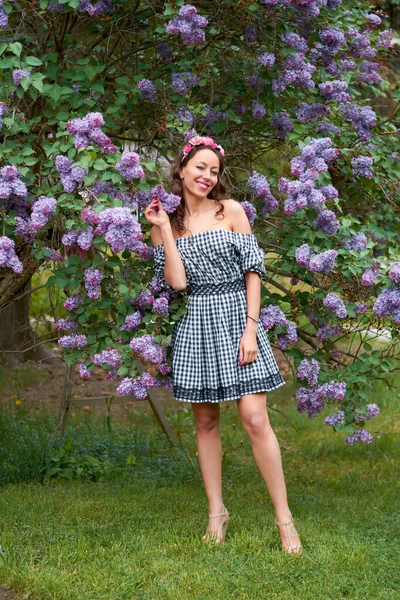 Bella Ragazza Dai Capelli Ricci Con Sorriso Sul Viso Fiore — Foto Stock