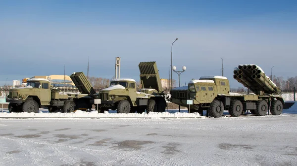 Rus silahları. Mavi arka planda Sovyet Katyusha savaş araçları.