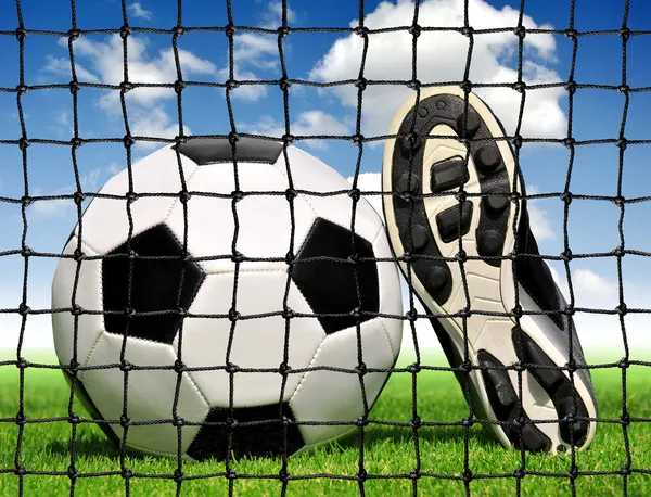 Pelota de fútbol y zapatos — Foto de Stock