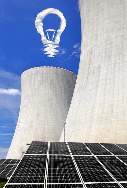 Sonnenkollektoren vor einem Atomkraftwerk — Stockfoto