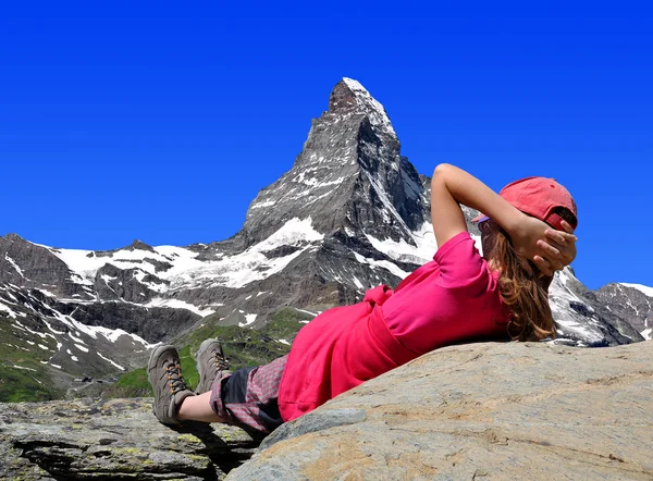 Meisje kijkend naar de matterhorn — Stockfoto