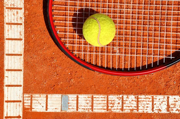 Pelota de tenis y raqueta — Foto de Stock