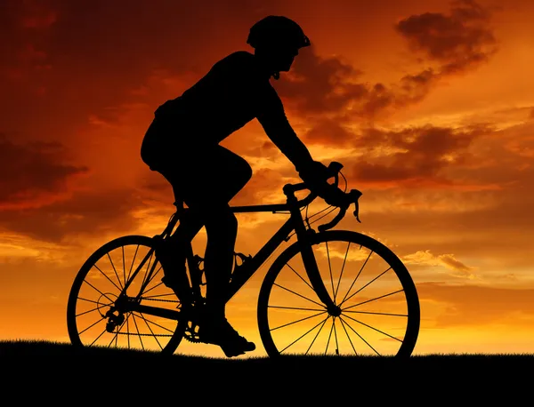 Ciclista montando uma bicicleta de estrada — Fotografia de Stock