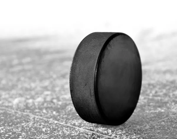 Schwarzer Eishockeypuck — Stockfoto