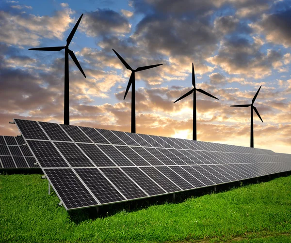 Panneaux solaires et éoliennes — Photo